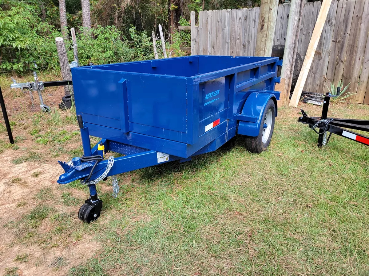 Heavy-duty dump trailer with electric lift for construction materials
